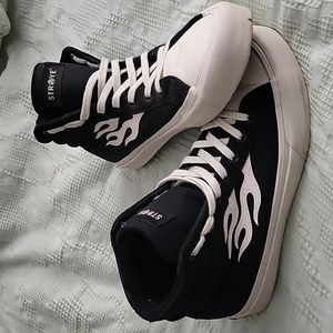 STRAYE Sneakers. Size 9.